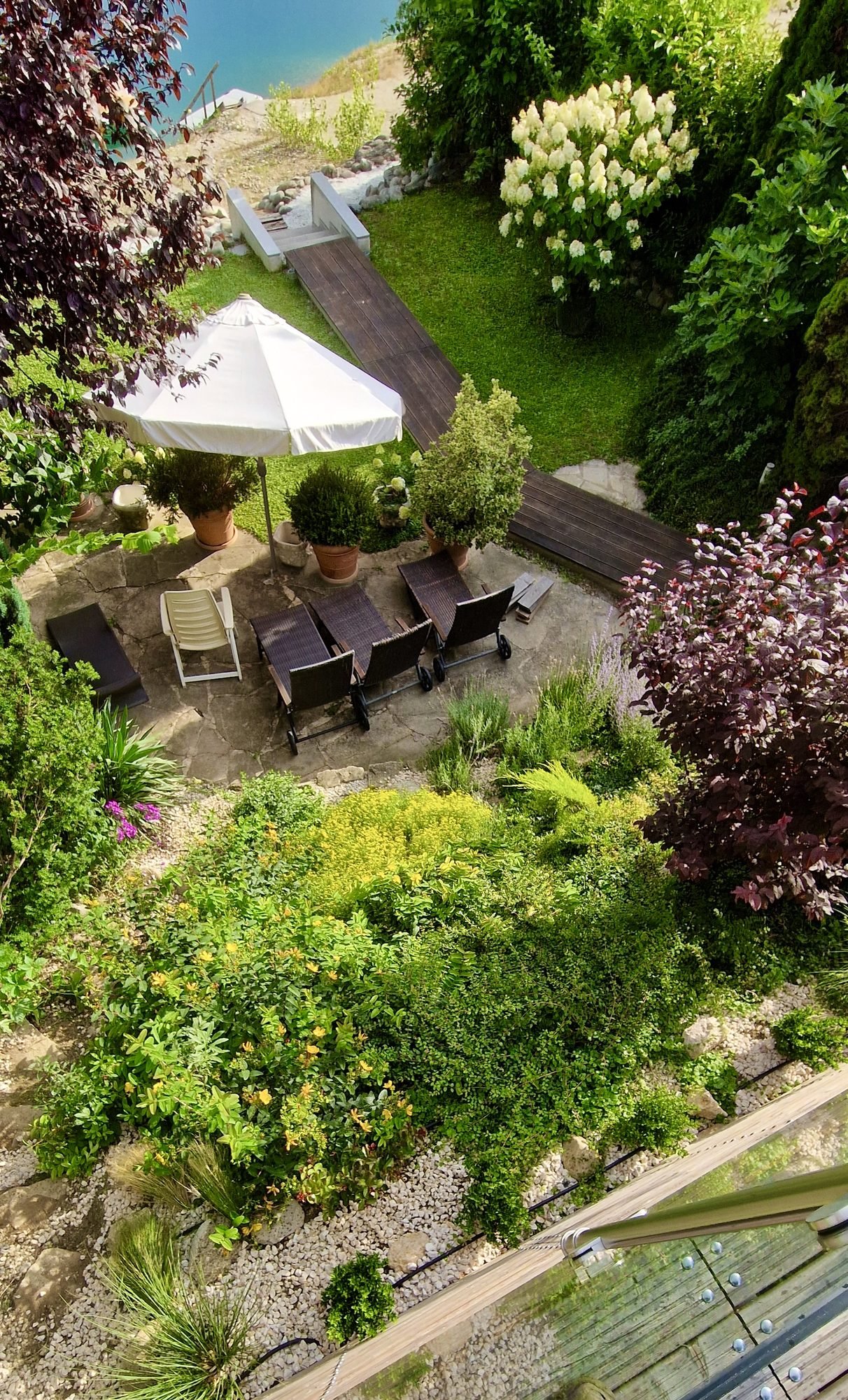 Luftaufnahme Gartenanlage mit Loungebereich am Schwimmteich