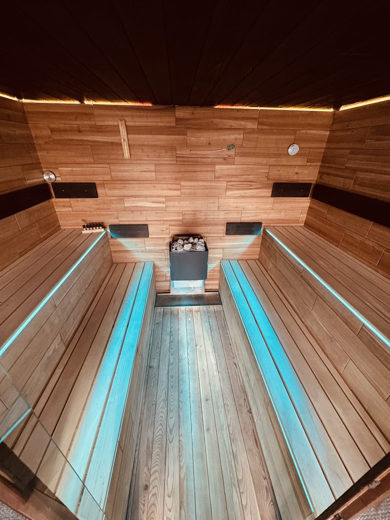Sauna-Innenausbau aus Holz mit LED-Beleuchtung