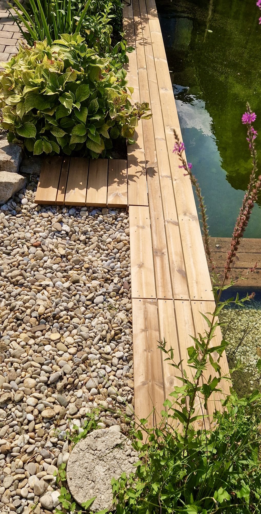 Detailaufnahme Holzsteg-Bau am Schwimmteich