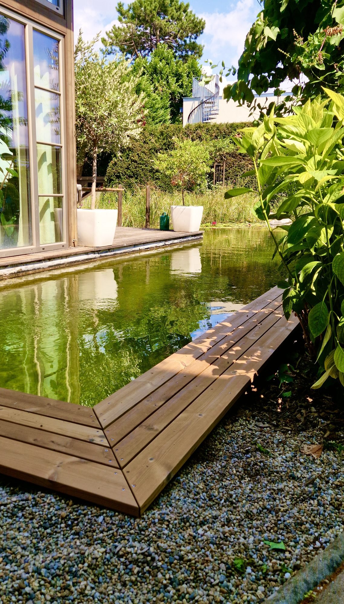 Holzsteg und Terrasse am Schwimmteich