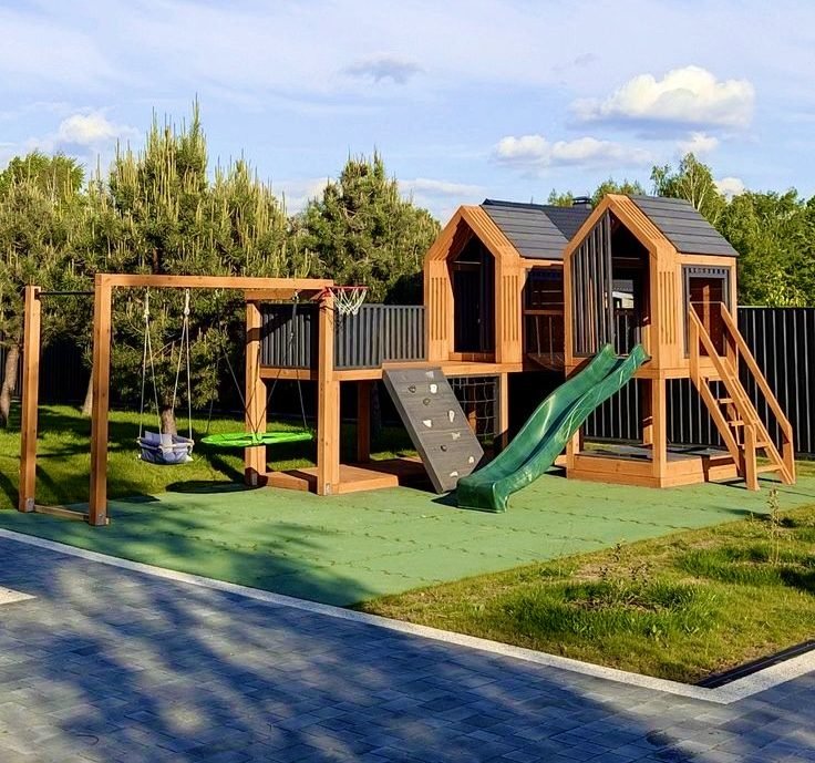 Holzspielanlage mit Rutsche, Schaukel und Kletterwand