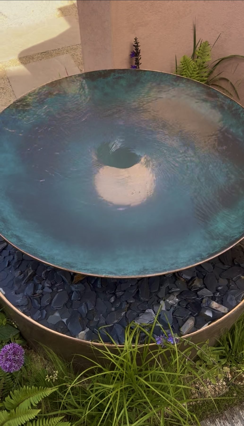 Brunnenschale mit Wasserüberlauf als Gartenelement