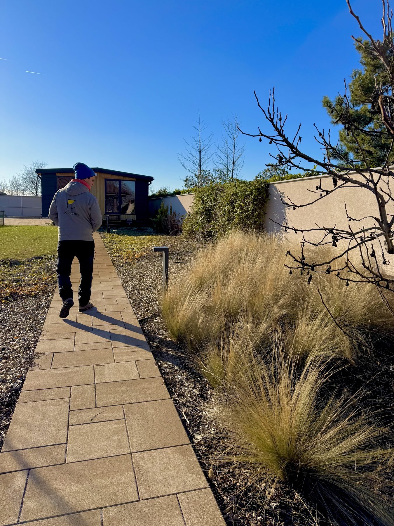 Plattenweg im Garten
