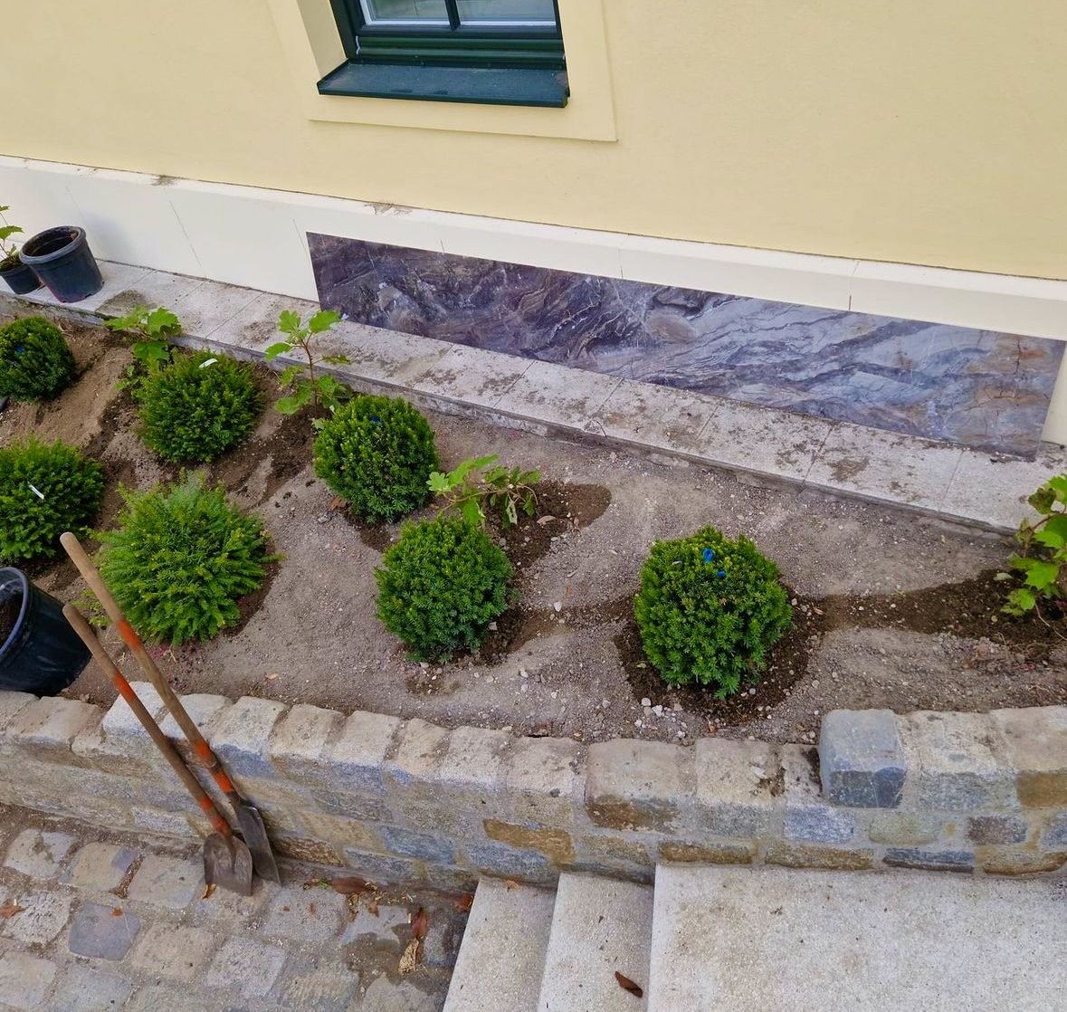 Natursteinmauer als Beeteinfassung
